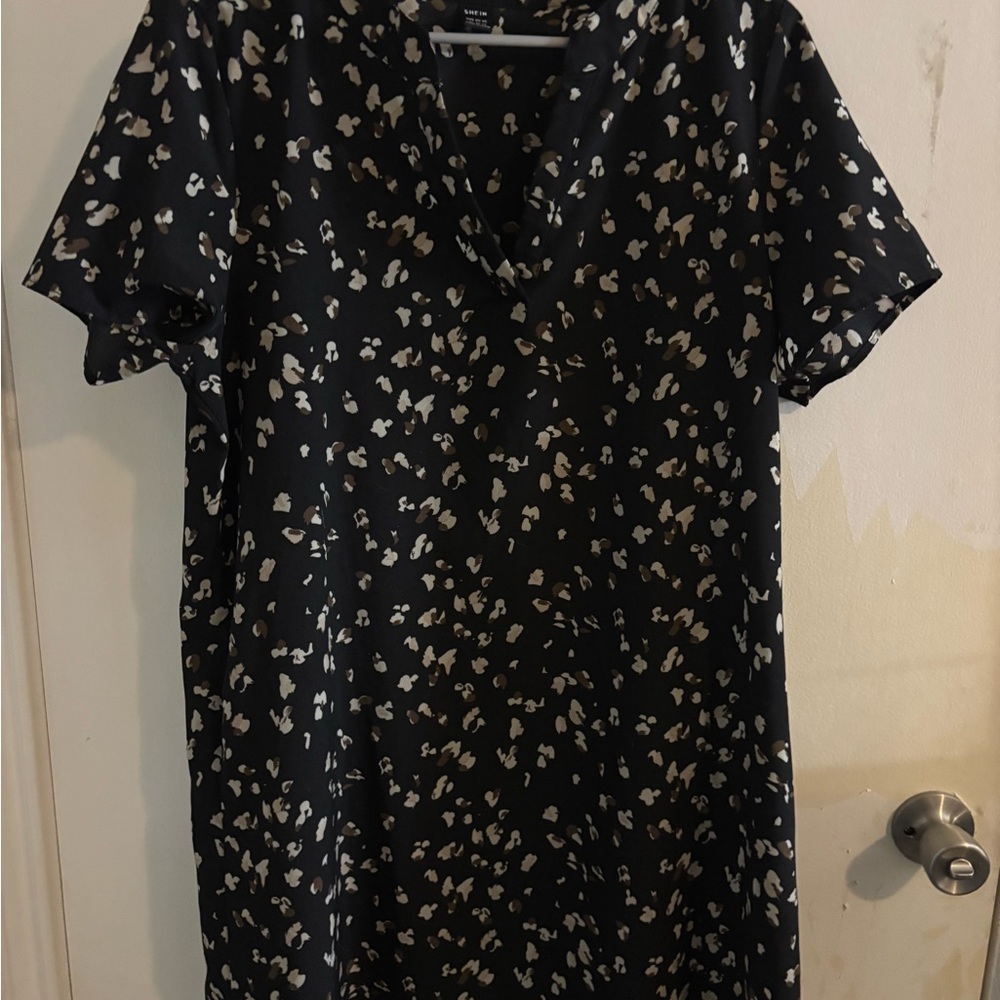 Black Short-Sleeve V-Neck Midi Dress with Neutral Spot Print
